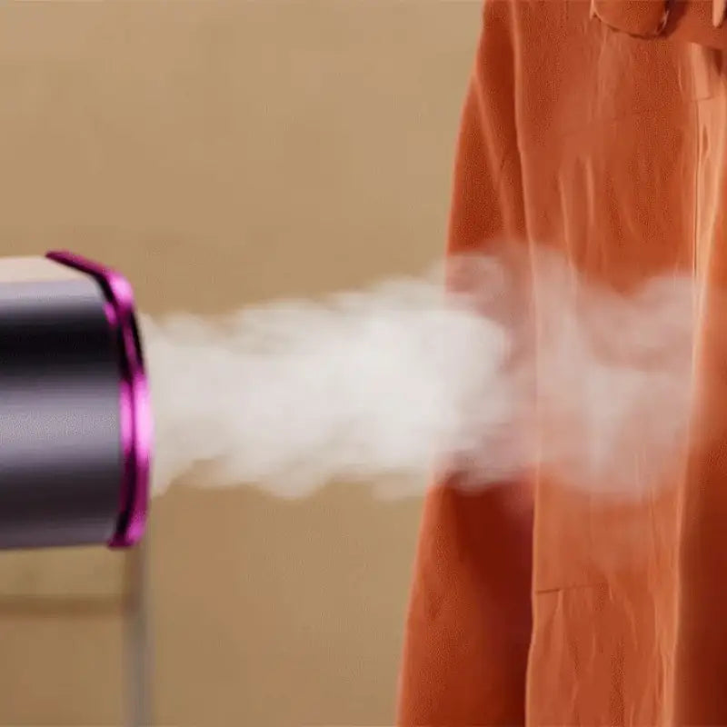Vapeur puissante sur un vêtement suspendu
